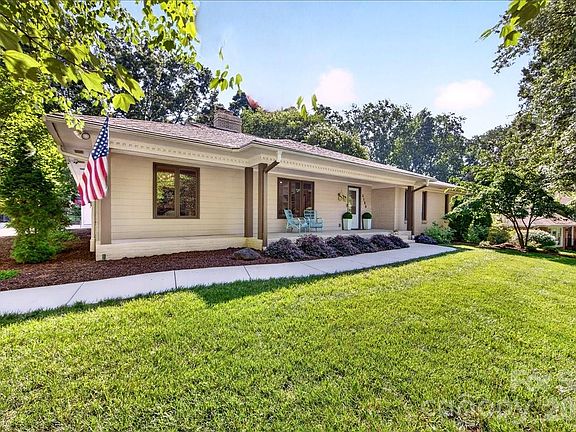 3rd image of 1128 Court Dr
