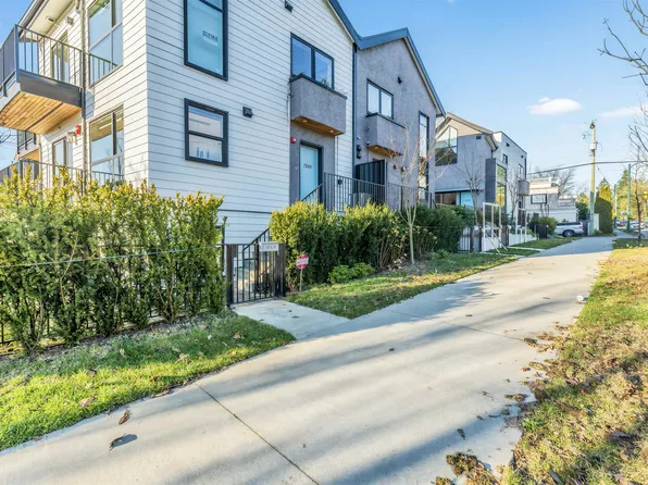 7357 Oak St, Vancouver, BC V6P 3Z2