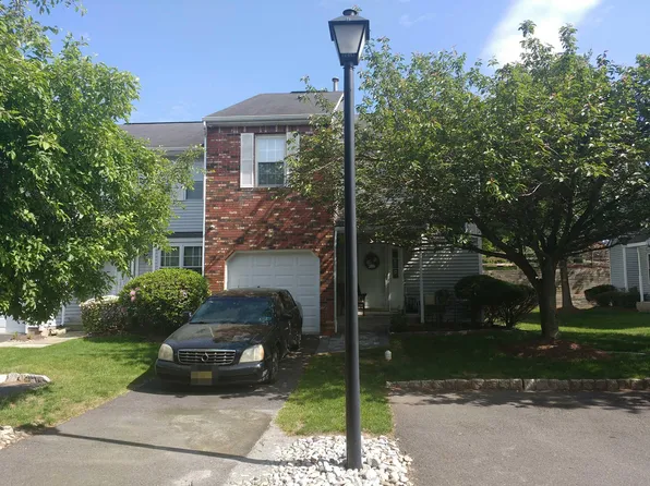 13 Heritage Ct, Ewing, NJ 08628