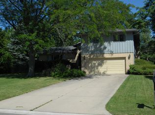 9 Chatham Ln, Oak Brook, IL 60523