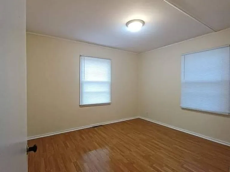 1112 Irving Ave — Photo 3