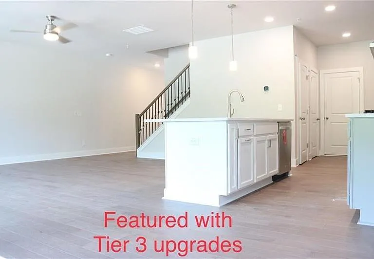 1249 Windmill Pkwy — Photo 2