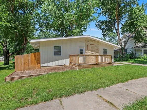 828 N Oak St, Ottawa, KS 66067