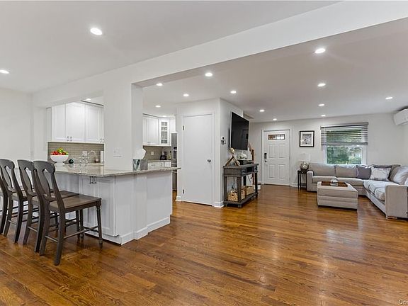 4th image of 13 Woodcrest Ter
