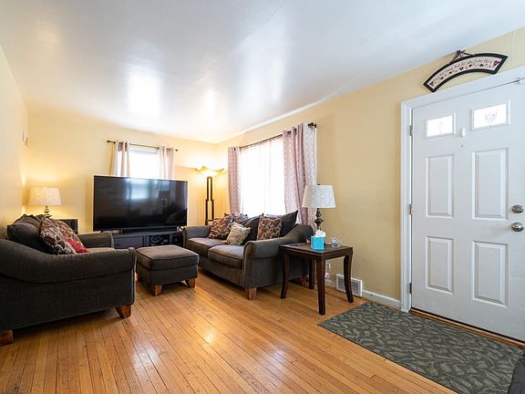 3rd image of 3034 N Oconto Ave