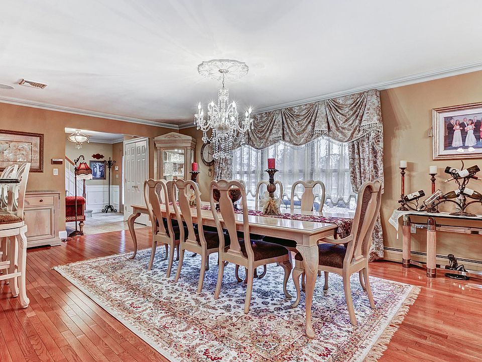 2nd image of 15 Heathrow Ln