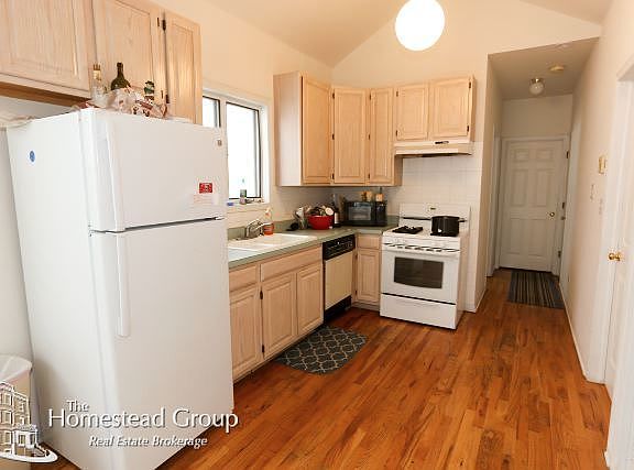 2nd image of 1528 W Chestnut St #3_3RD_1528