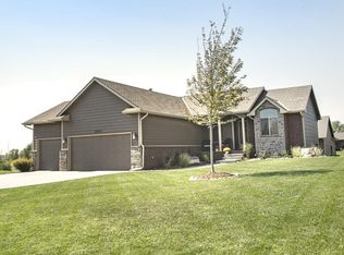 2405 N Woodridge Cir, Wichita, KS 67226