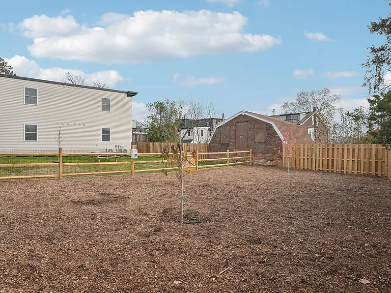 472 Roxborough Ave — Photo 8