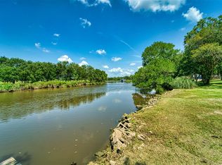 2424 Perthuis Dr, La Marque, TX 77568