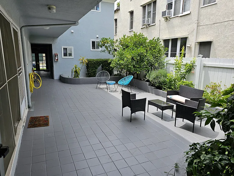 236 S Rexford Dr #1/4 — Photo 17