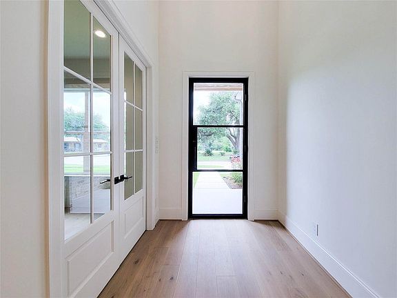 4th image of 1922 Norcrest Dr