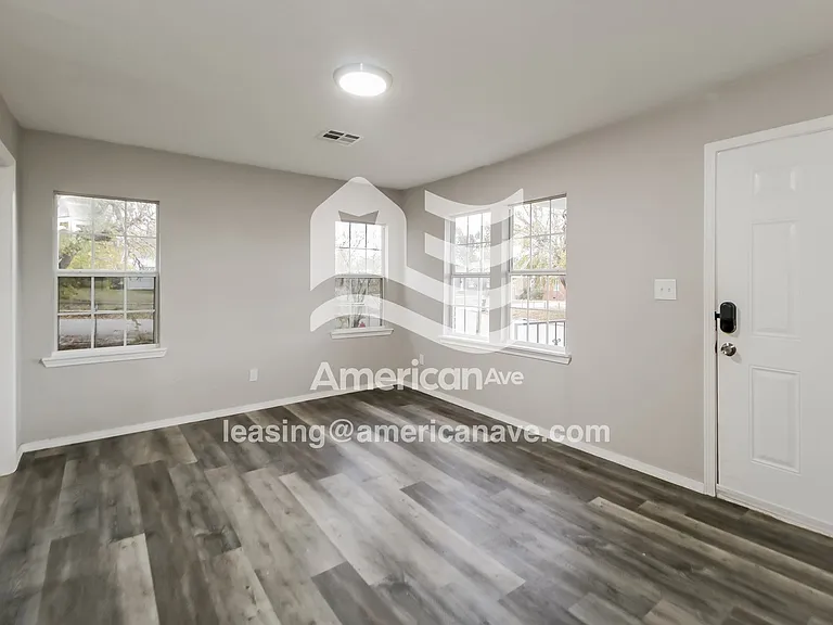1581119_004_wm_-_living_room_13348814.jpg