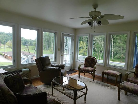 4th image of 328 Sunny Glen Ln