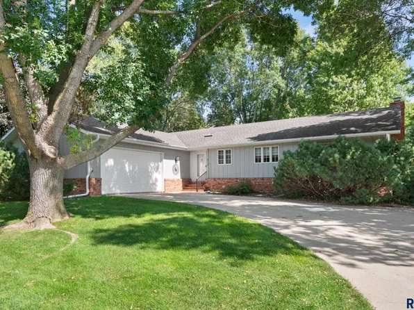 813 Parkway Blvd, Brookings, SD 57006