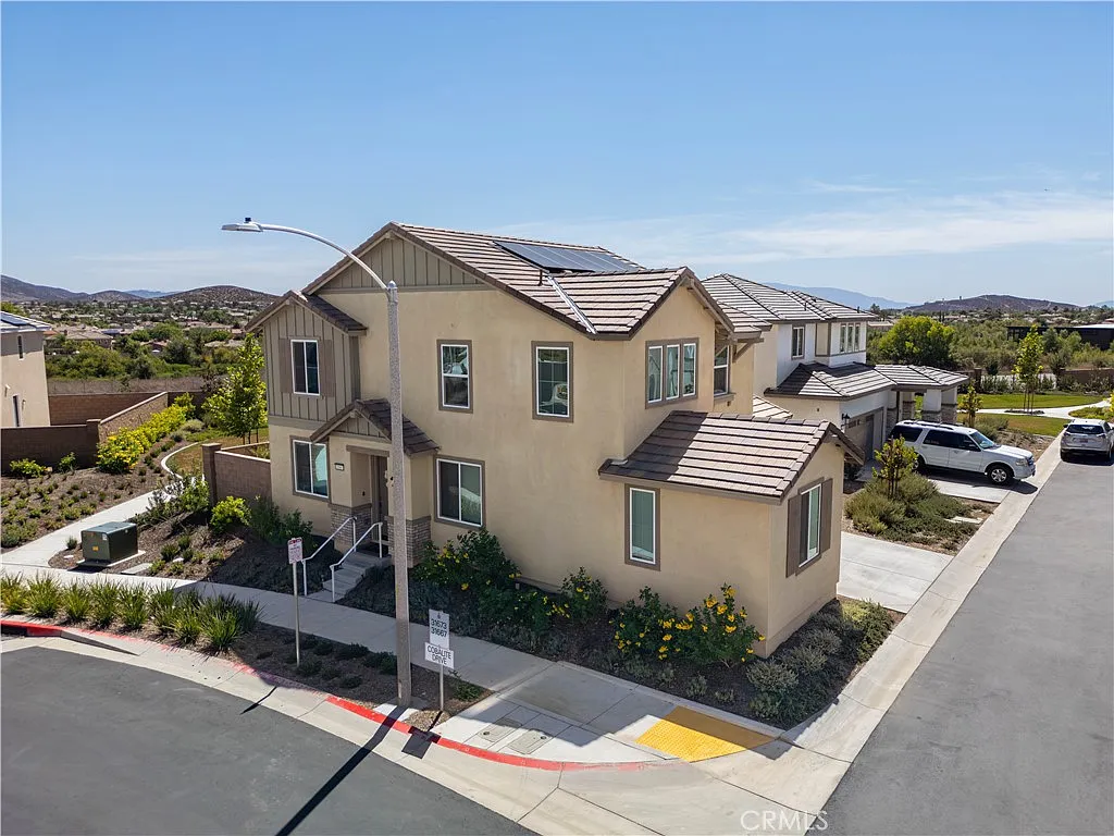 4 bed, 3.0 bath, 1856 sqft, $3,500 — Photo 3