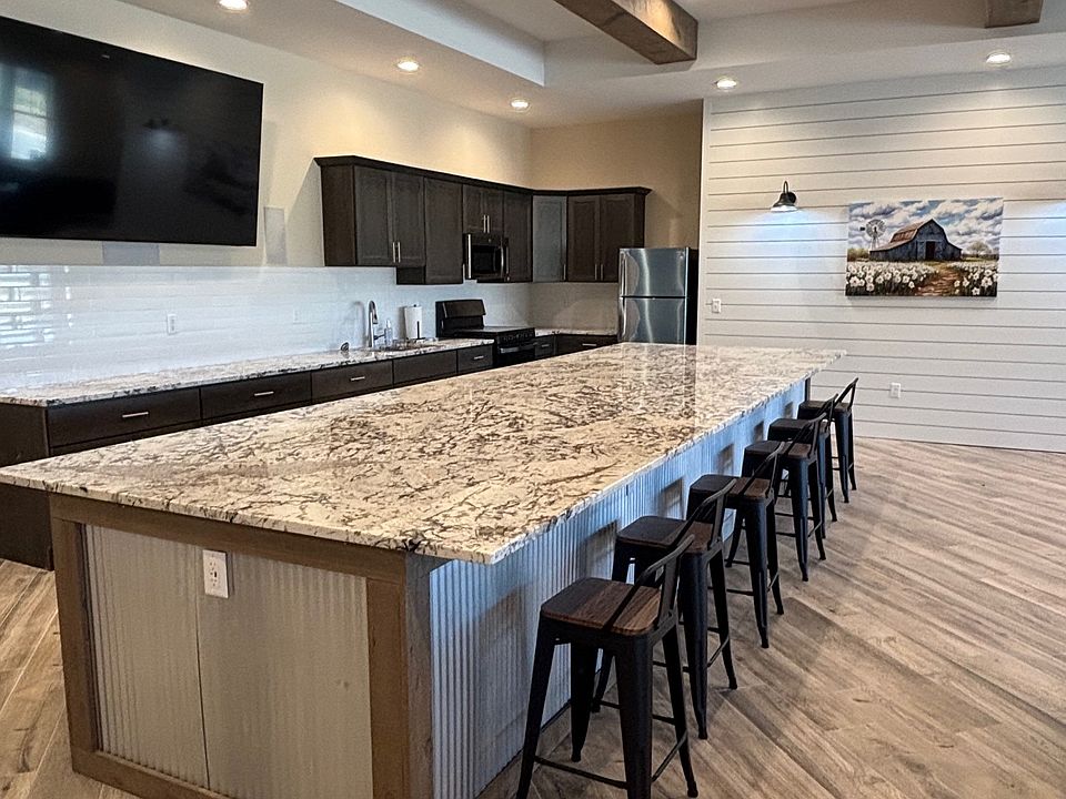 Plenty of eating space/full kitchen in the community room