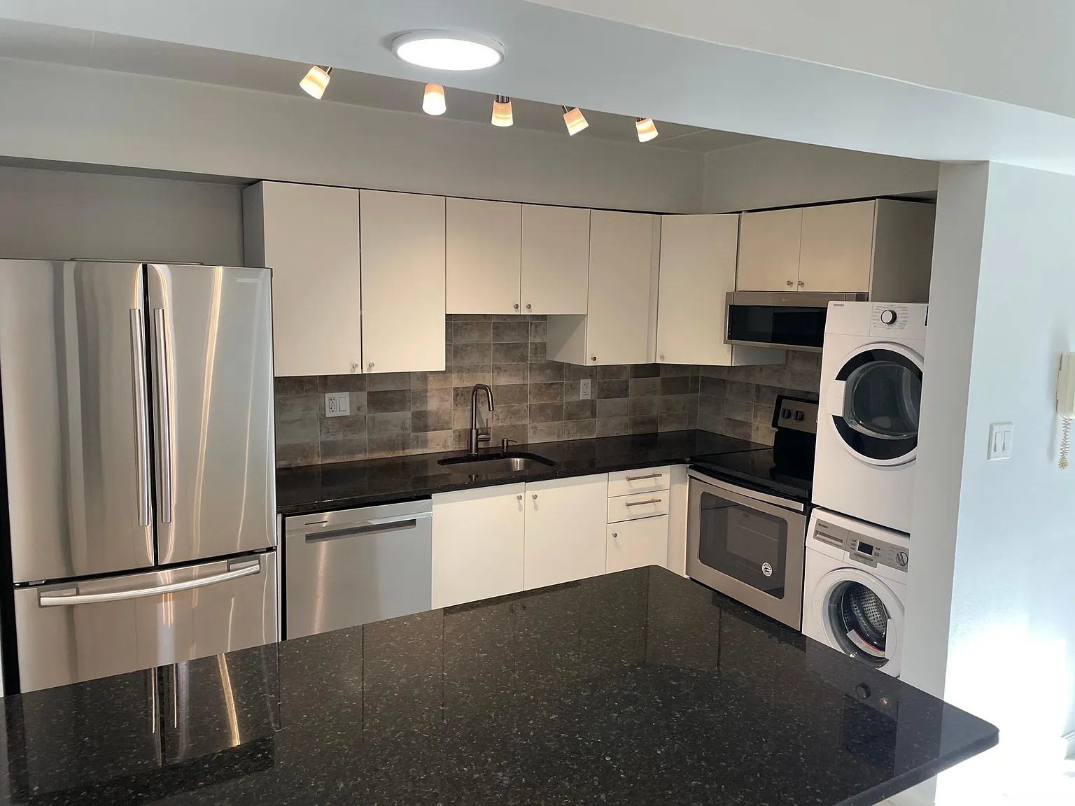 2 bed, 1050 sqft, $2,250 — Photo 3