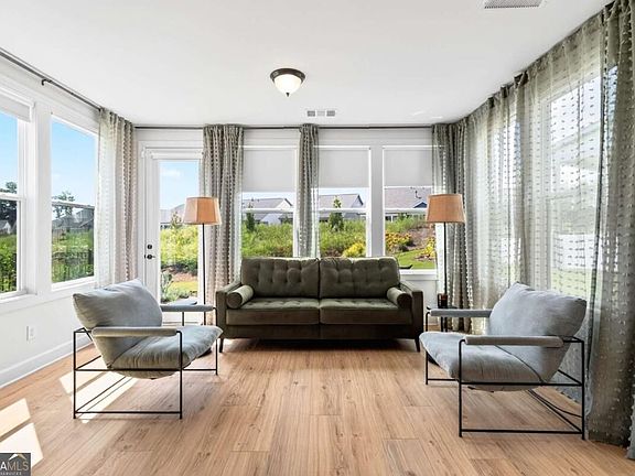 3rd image of 320 Salton Way