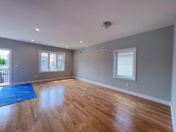 3rd image of 157 Foch Ave #1