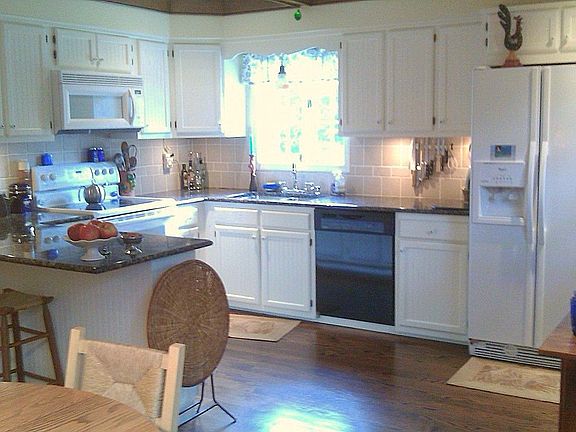 Kitchen with Granite!