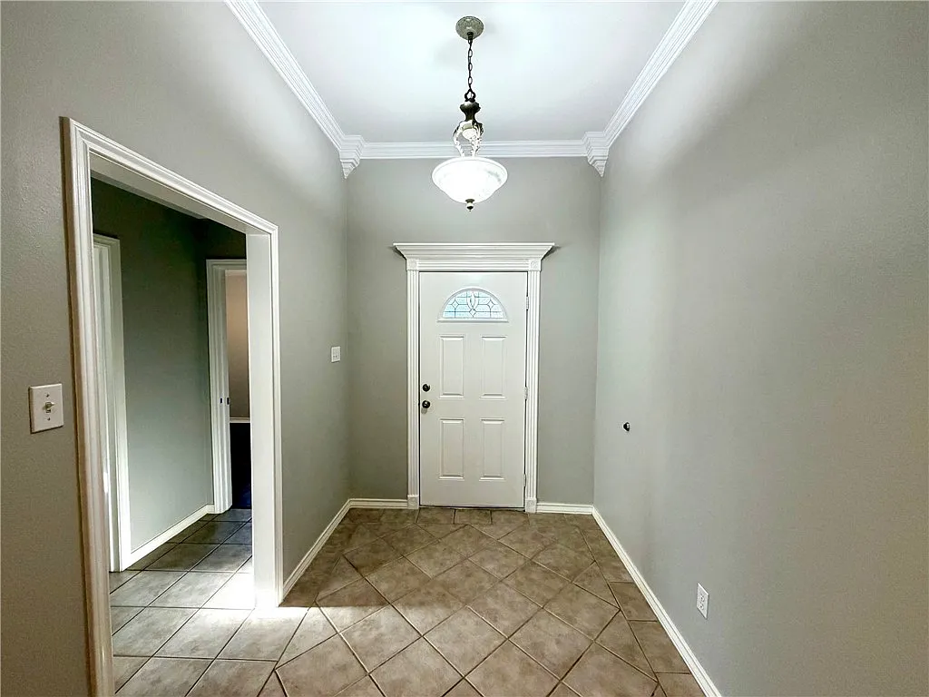 3 bed, 2.0 bath, 1615 sqft, $2,085 — Photo 3