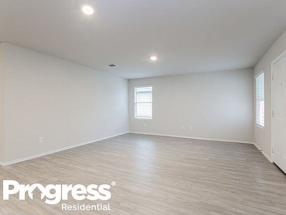 4th image of 5723 N Leona St