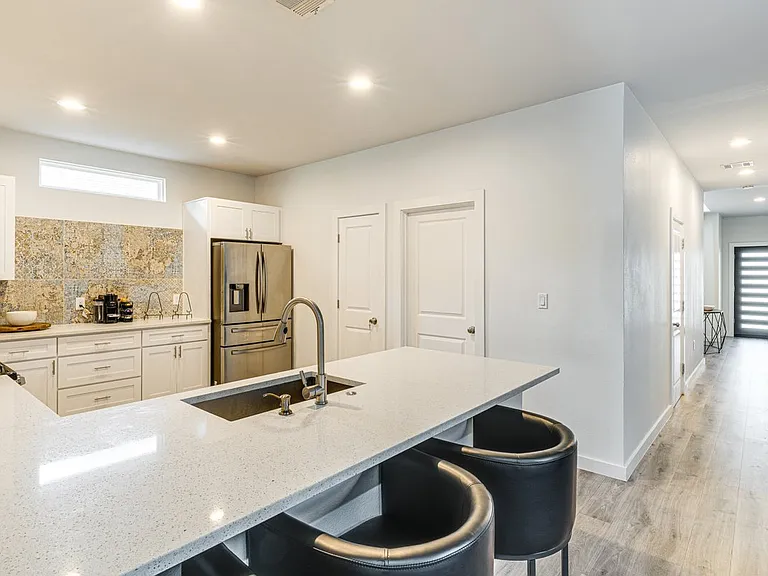 414 Avenue E — Photo 8