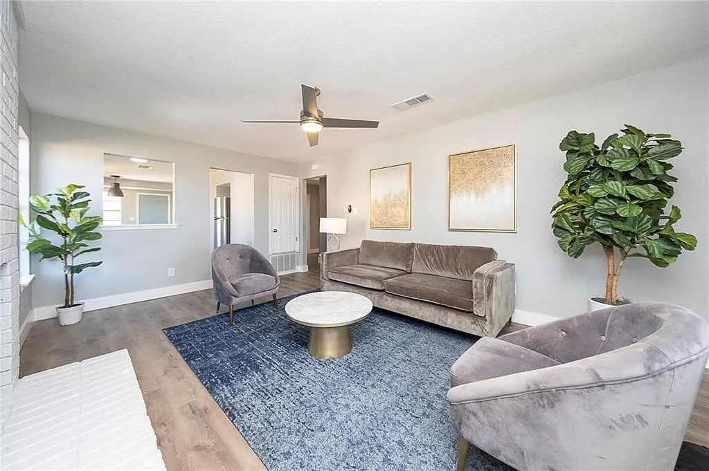 3 bed, 1.5 bath, 1905 sqft, $1,800 — Photo 1