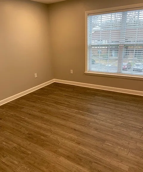 Country Club Apartments — Photo 9