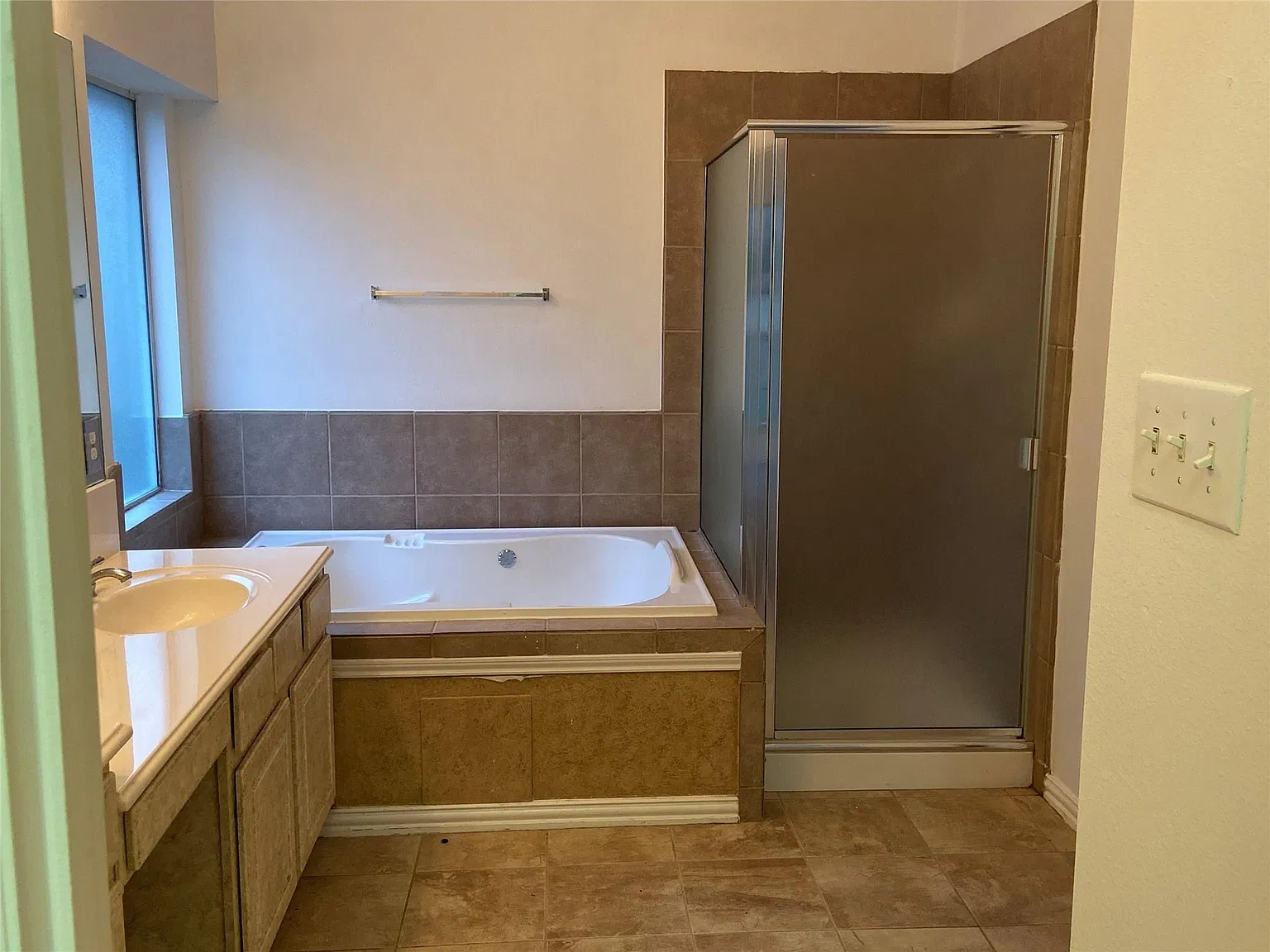 4 bed, 2.0 bath, 2292 sqft, $2,500 — Photo 4