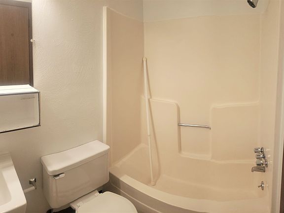 5th image of 3817-27 Canterbury Dr APT 6