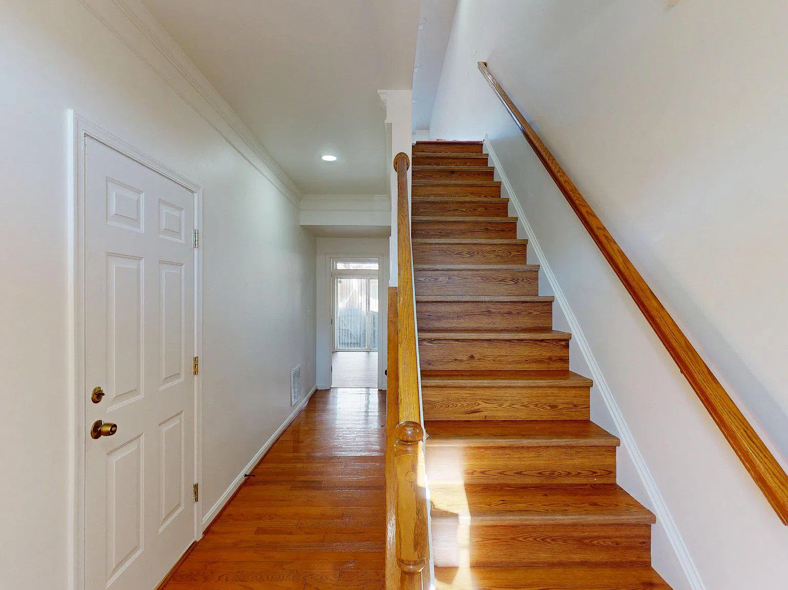 4 bed, 4.0 bath, 2035 sqft, $3,200 — Photo 2