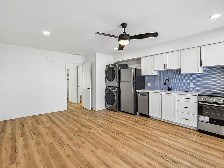 The Crest |NEWLY Renovated Studios, Lofts, 1, 2 & 3 Bedroom Homes Near the Beach — Photo 38