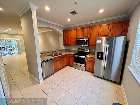 4th image of 428 NE 2nd Ave #203