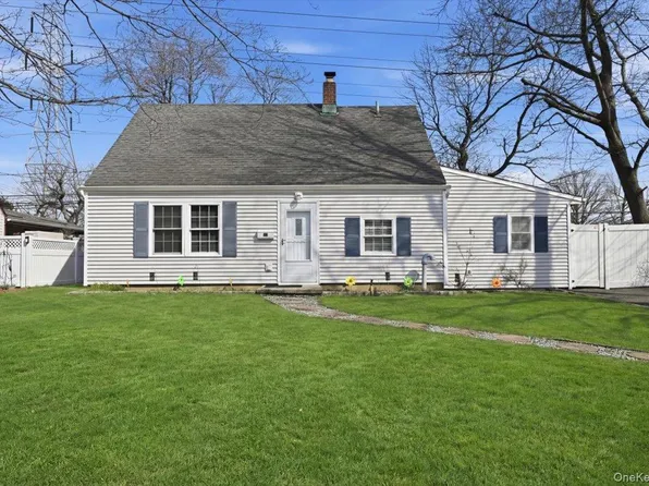 113 Hickory Lane, Levittown, NY 11756