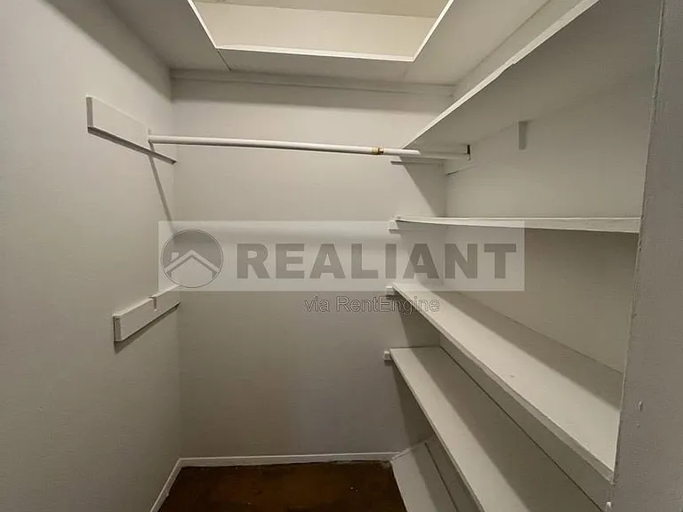 468 N Limestone — Photo 3