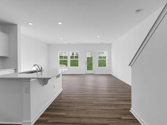 4th image of 79 Broward Ln