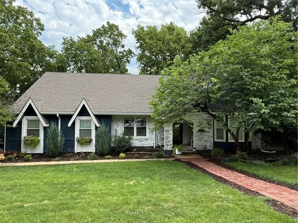 8329 Rosehill Rd, Lenexa, KS 66215