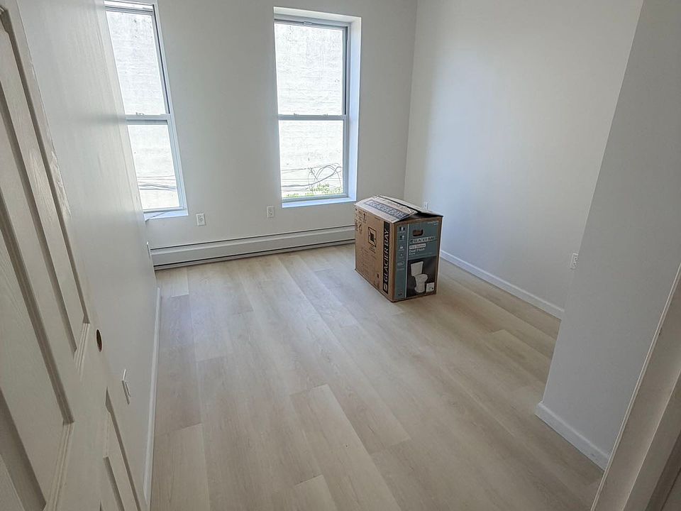 1st image of 377 Kosciuszko St #2R