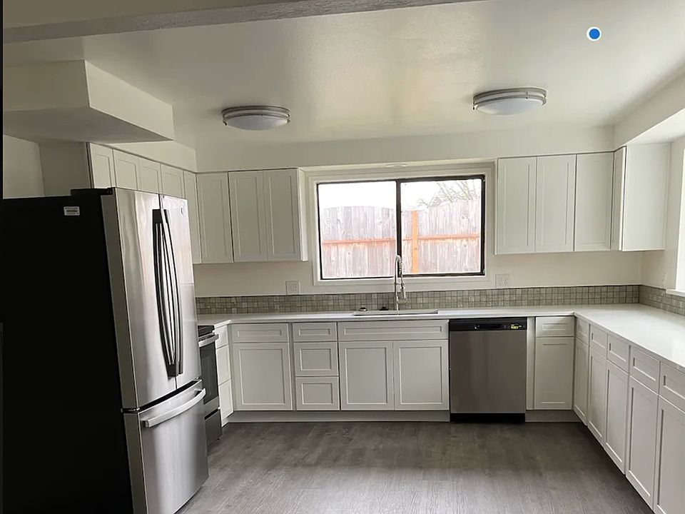 Newly remodeled kitchen with all new cabinets, countertops and appliances.