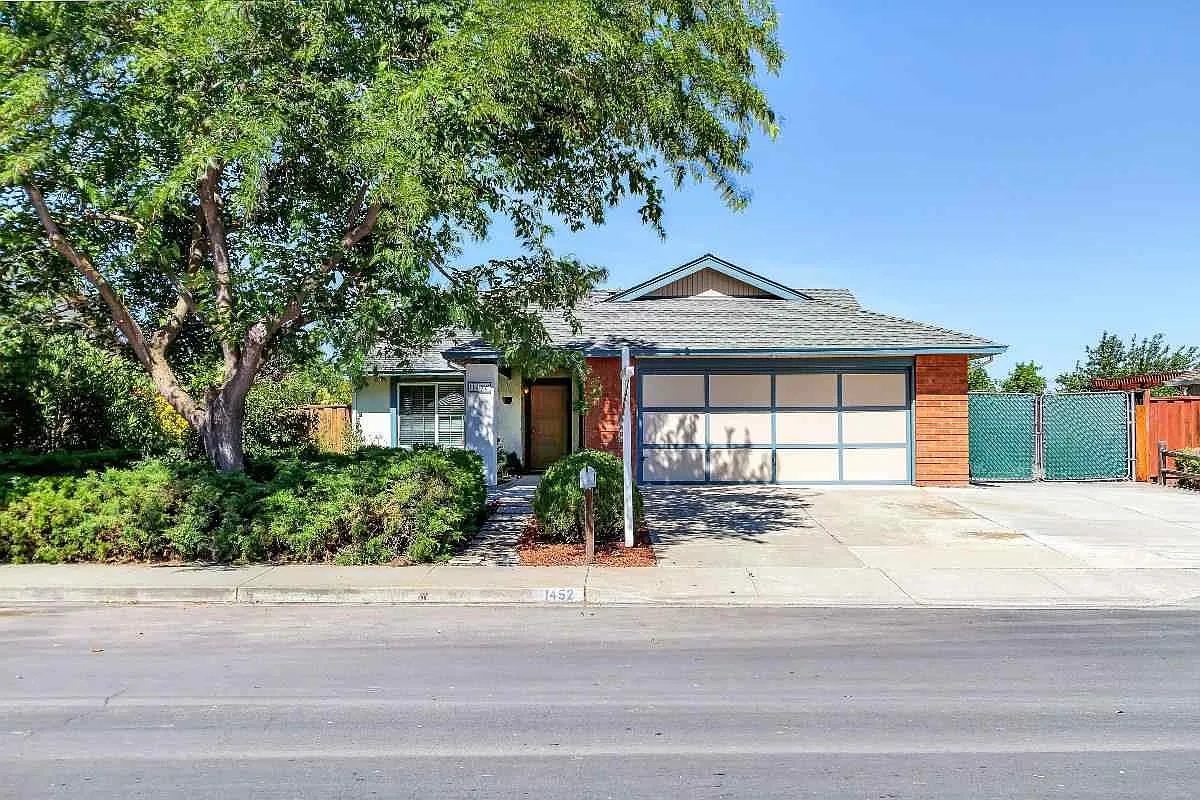 1452 Rhododendron Dr photo 1