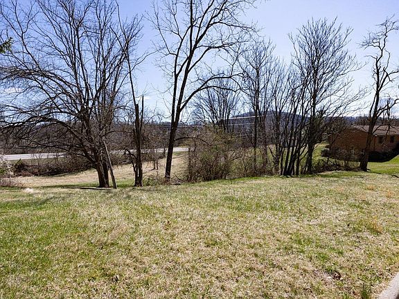 3rd image of 810 Lammermoor Dr