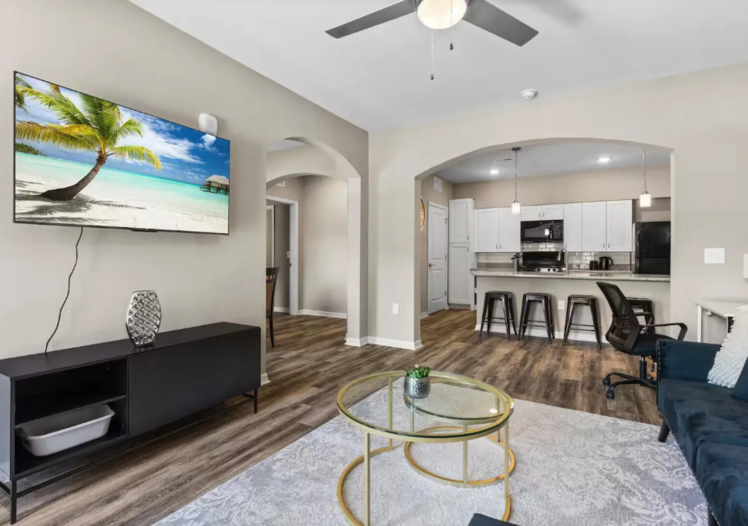 2 Bed Retreat: Ground Floor! Pool, Gym, Laundry — Photo 4