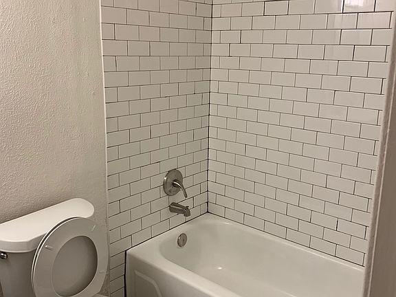 5th image of 2211 S Vernon Ave #201