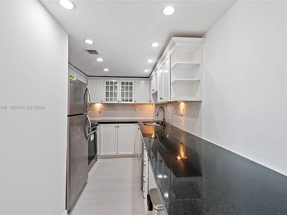5th image of 1621 Collins Ave APT 908