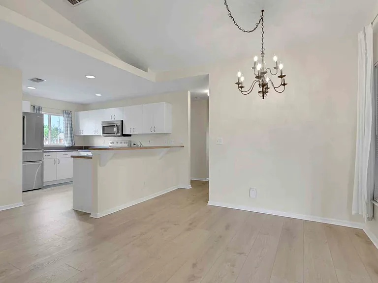2124 NW 18th Ave — Photo 4