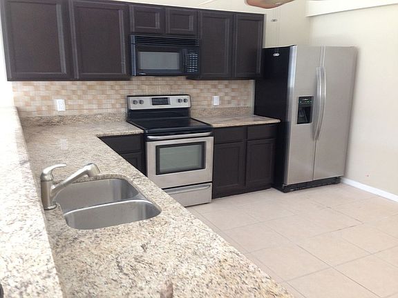 Large Kitchen w/Granite