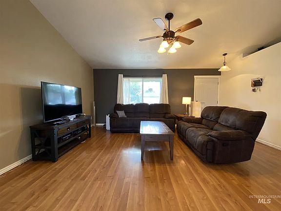 4th image of 790 Willow Dr