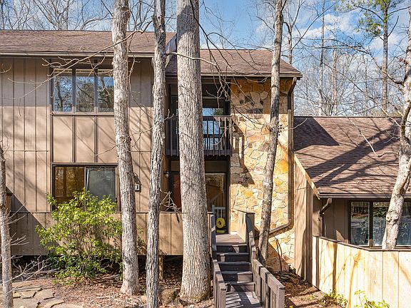 2nd image of 28 Stoneridge Cir
